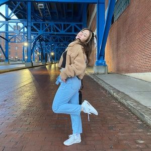 Meet your Posher, Lola